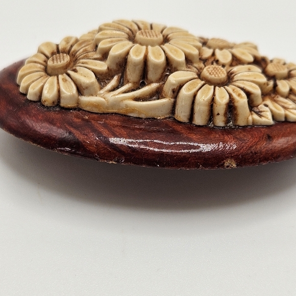 VINTAGE Celluloid and Wood 3D Daisy Flower Carved Brooch Pin and Earrings Set - Picture 3 of 7